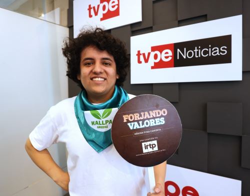 Joven promotor de tecnología verde se une a “Forjando valores: héroes pura camiseta".
