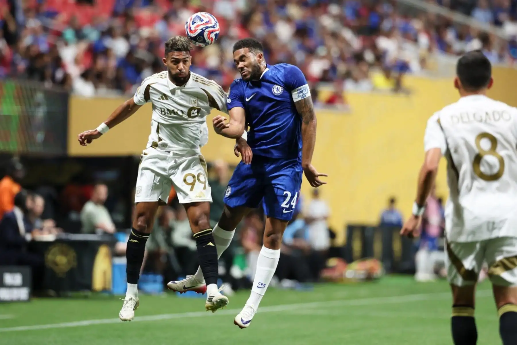 El Chelsea confirmó su favoritismo en el Grupo D del Mundial de Clubes al imponerse por 2-0 a Los Angeles FC. Los goles llegaron gracias a Pedro Neto, quien abrió el marcador a los 34 minutos, y Enzo Fernández, que sentenció el triunfo a los 79. Foto: AFP