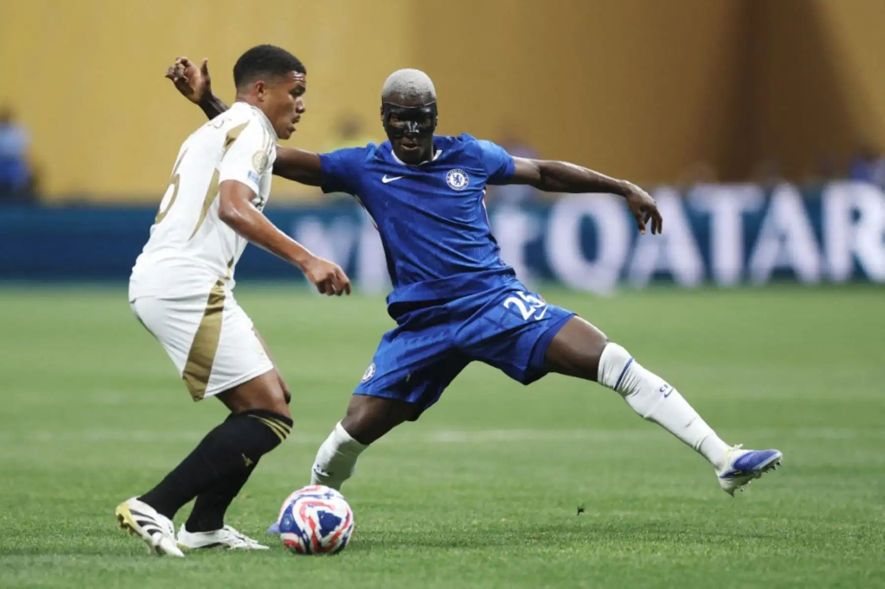 El Chelsea confirmó su favoritismo en el Grupo D del Mundial de Clubes al imponerse por 2-0 a Los Angeles FC. Los goles llegaron gracias a Pedro Neto, quien abrió el marcador a los 34 minutos, y Enzo Fernández, que sentenció el triunfo a los 79. Foto: AFP