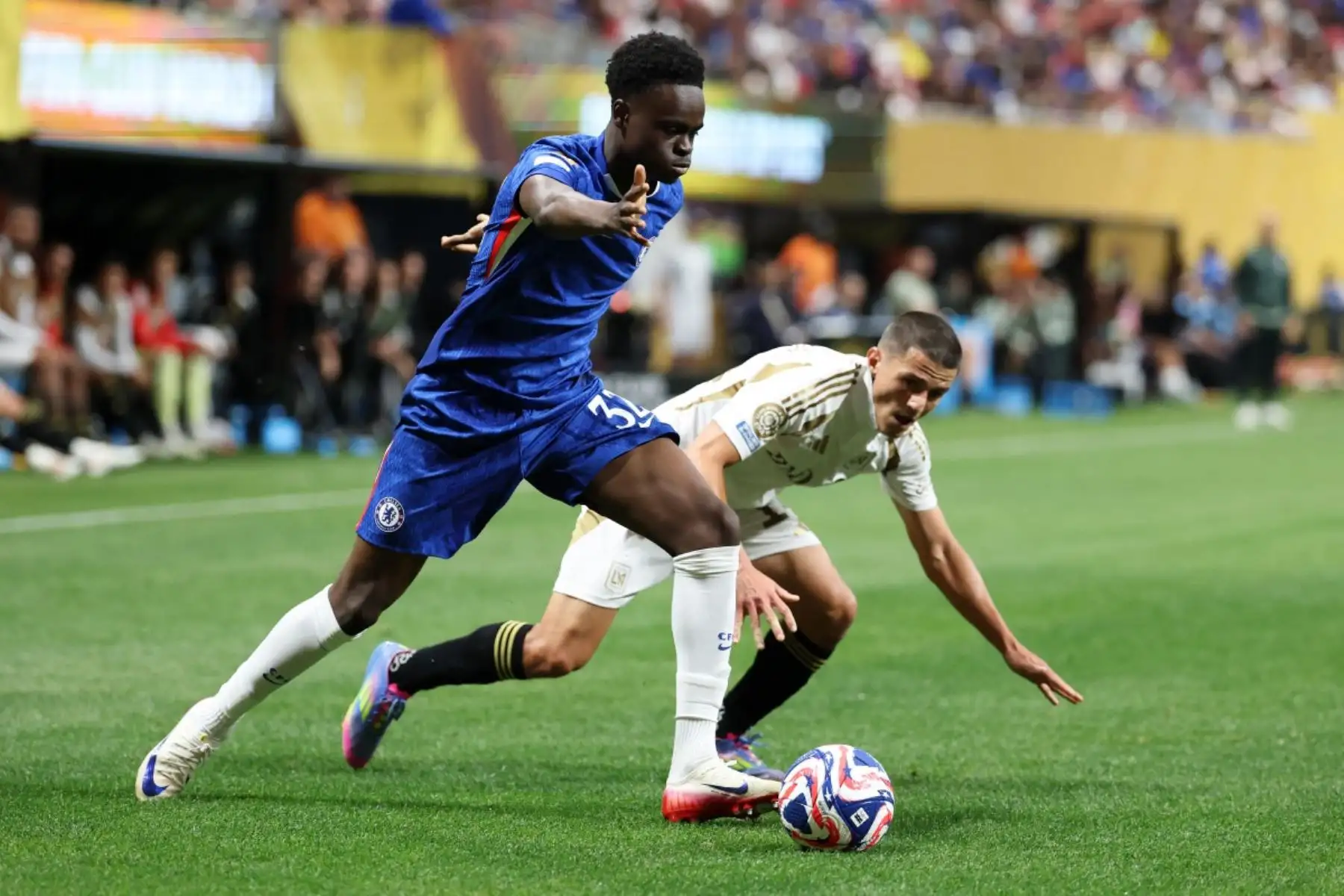 El Chelsea confirmó su favoritismo en el Grupo D del Mundial de Clubes al imponerse por 2-0 a Los Angeles FC. Los goles llegaron gracias a Pedro Neto, quien abrió el marcador a los 34 minutos, y Enzo Fernández, que sentenció el triunfo a los 79. Foto: AFP