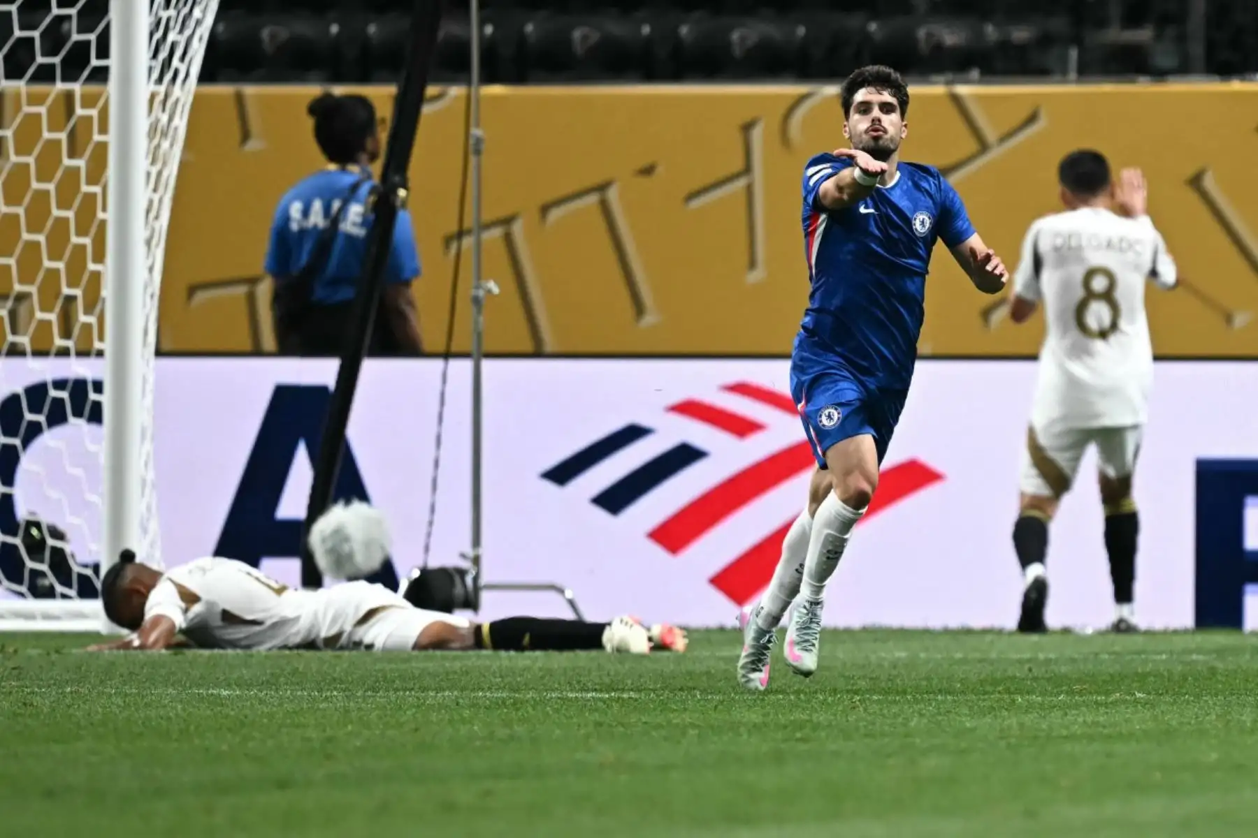 El Chelsea confirmó su favoritismo en el Grupo D del Mundial de Clubes al imponerse por 2-0 a Los Angeles FC. Los goles llegaron gracias a Pedro Neto, quien abrió el marcador a los 34 minutos, y Enzo Fernández, que sentenció el triunfo a los 79. Foto: AFP
