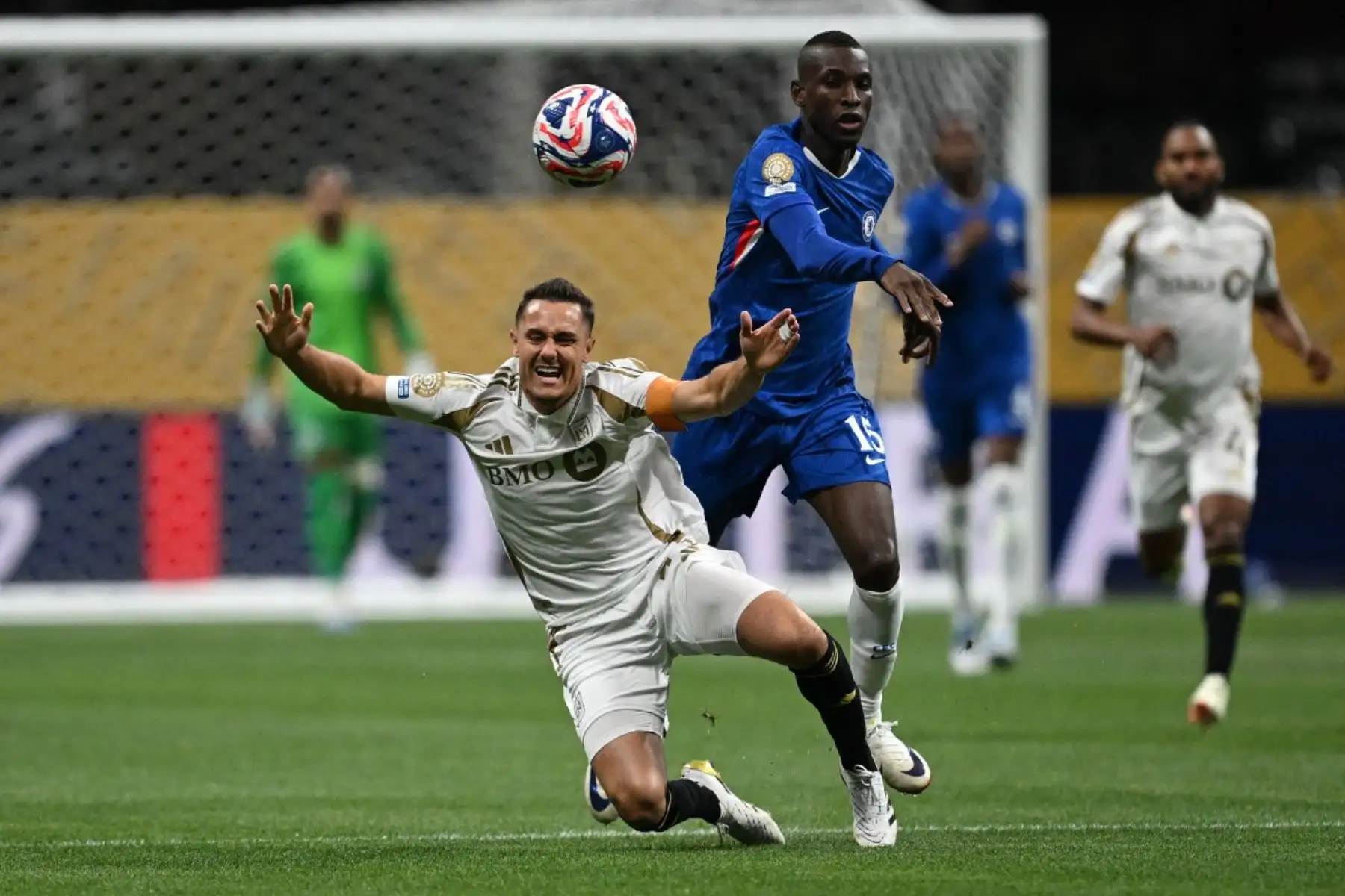 El Chelsea confirmó su favoritismo en el Grupo D del Mundial de Clubes al imponerse por 2-0 a Los Angeles FC. Los goles llegaron gracias a Pedro Neto, quien abrió el marcador a los 34 minutos, y Enzo Fernández, que sentenció el triunfo a los 79. Foto: AFP