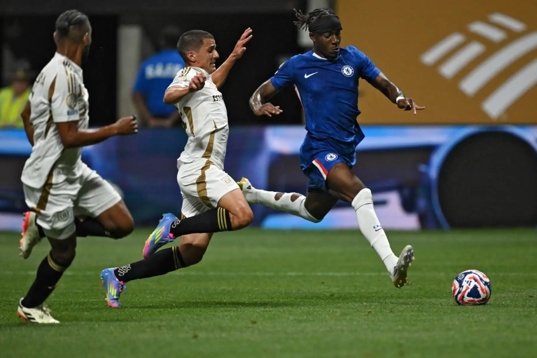 El Chelsea confirmó su favoritismo en el Grupo D del Mundial de Clubes al imponerse por 2-0 a Los Angeles FC. Los goles llegaron gracias a Pedro Neto, quien abrió el marcador a los 34 minutos, y Enzo Fernández, que sentenció el triunfo a los 79. Foto: AFP