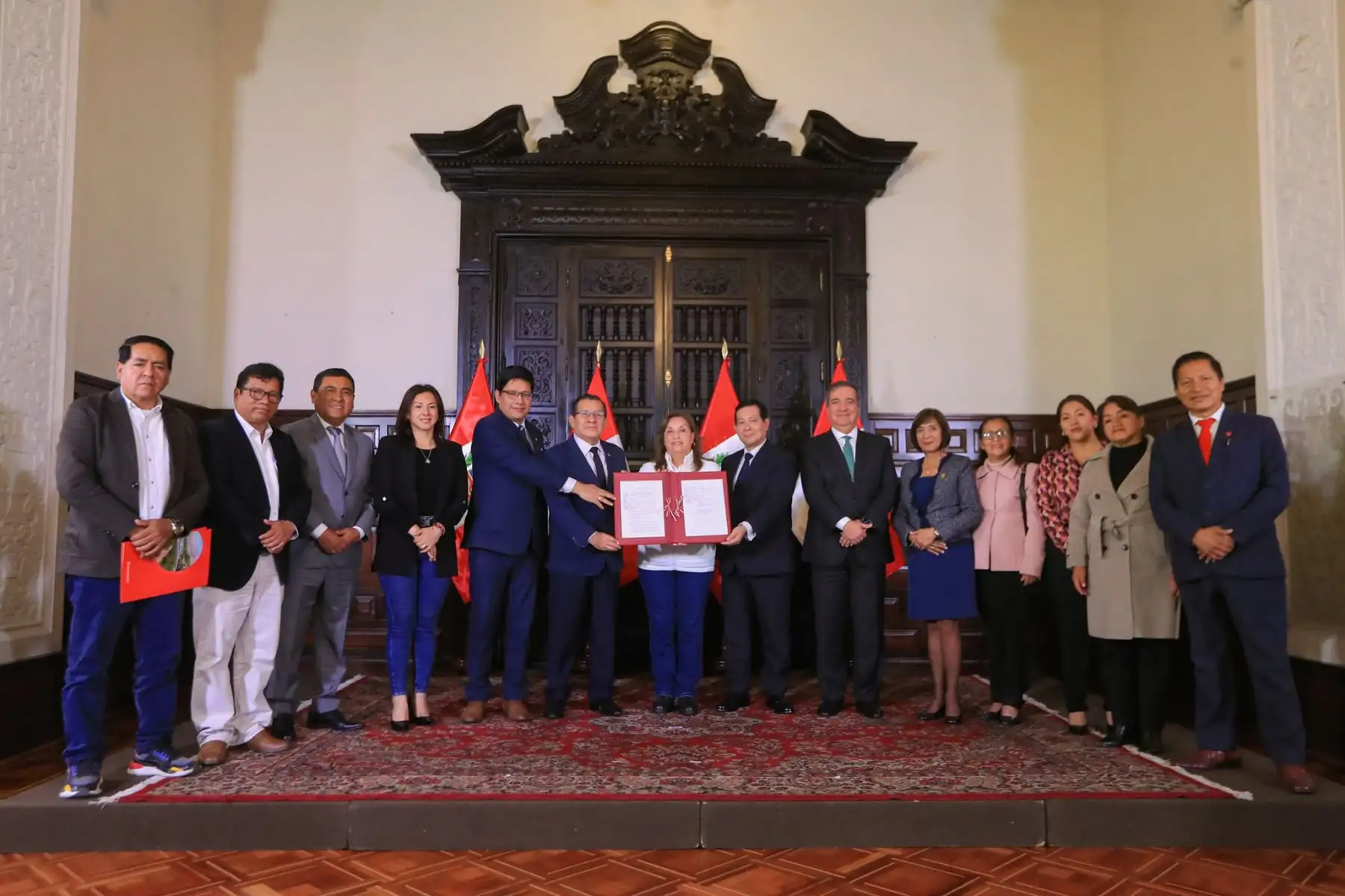 Presidenta Boluarte promulga ley que fortalece a los gobiernos locales con aumento progresivo del Foncomun. Foto: ANDINA/Prensa Presidencia