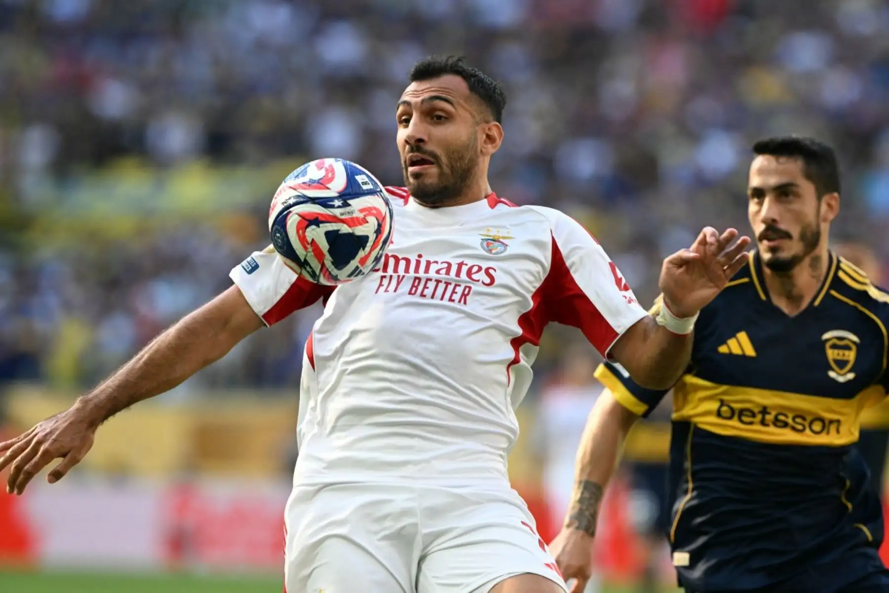 Boca Juniors dejó escapar una victoria que parecía asegurada en su debut en la fase de grupos del Mundial de Clubes. Con un inicio arrollador y una ventaja de 2-0 gracias a su contundente ataque liderado por Miguel Merentiel y Alan Velasco, el equipo argentino se perfilaba como claro ganador. Sin embargo, la falta de firmeza en el cierre permitió que Benfica, con Ángel Di María como figura, le arrebatara el triunfo y sellara el 2-2. Foto: AFP