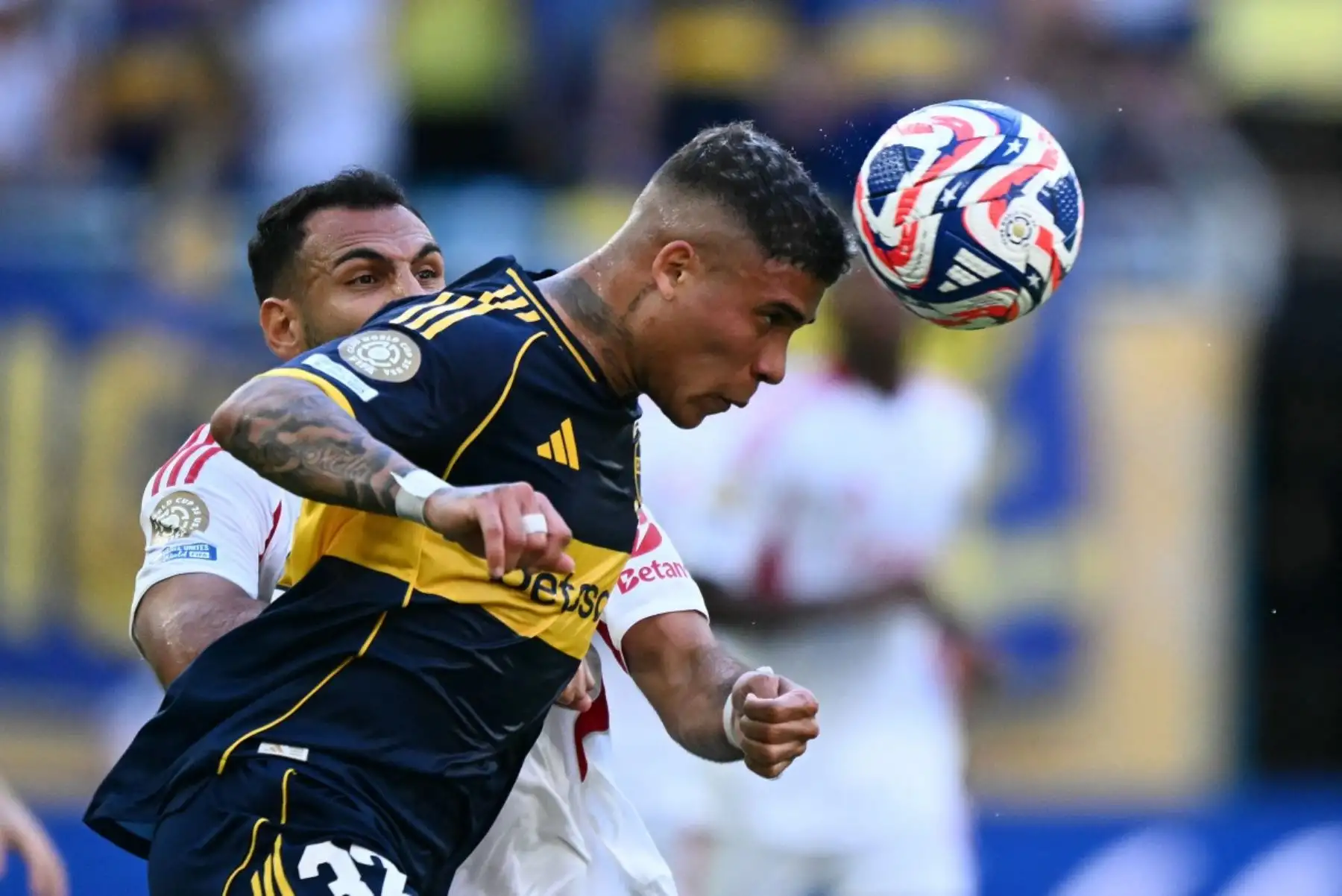Boca Juniors dejó escapar una victoria que parecía asegurada en su debut en la fase de grupos del Mundial de Clubes. Con un inicio arrollador y una ventaja de 2-0 gracias a su contundente ataque liderado por Miguel Merentiel y Alan Velasco, el equipo argentino se perfilaba como claro ganador. Sin embargo, la falta de firmeza en el cierre permitió que Benfica, con Ángel Di María como figura, le arrebatara el triunfo y sellara el 2-2. Foto: AFP