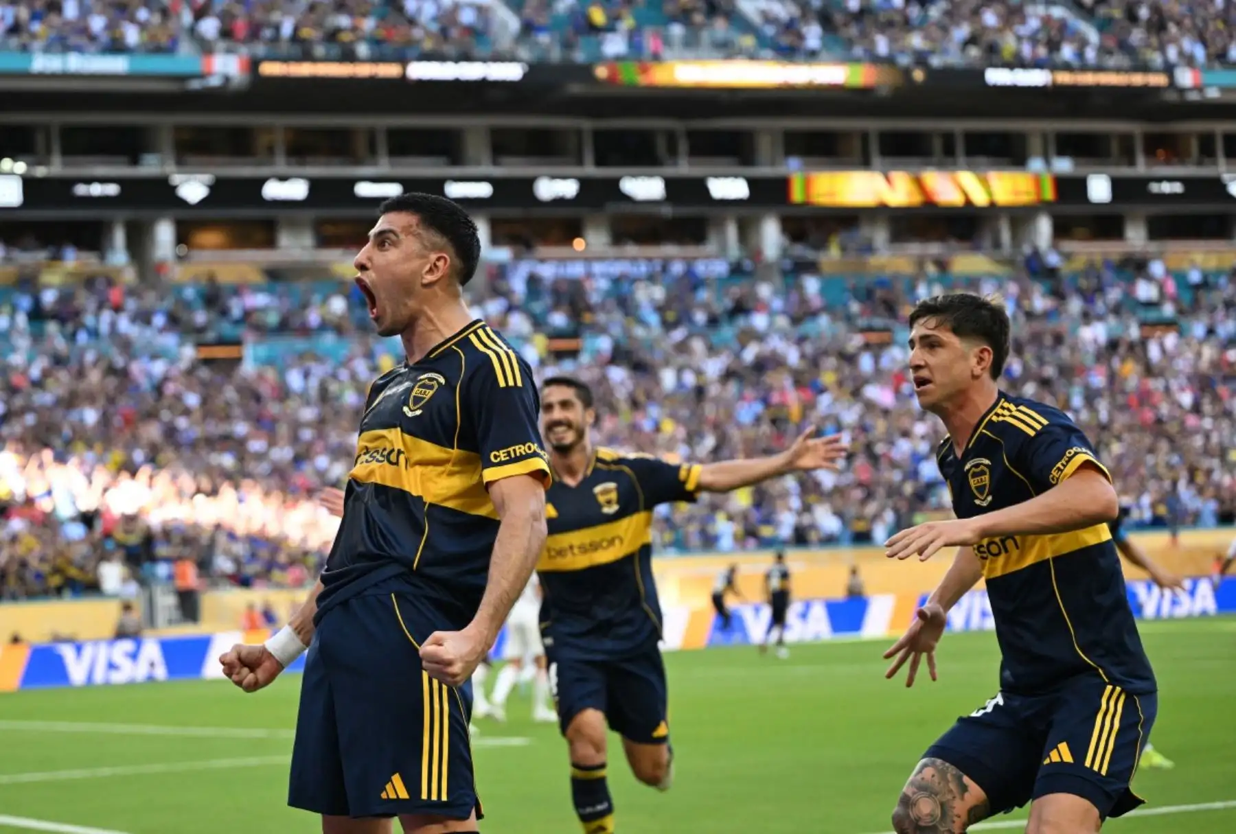 Boca Juniors dejó escapar una victoria que parecía asegurada en su debut en la fase de grupos del Mundial de Clubes. Con un inicio arrollador y una ventaja de 2-0 gracias a su contundente ataque liderado por Miguel Merentiel y Alan Velasco, el equipo argentino se perfilaba como claro ganador. Sin embargo, la falta de firmeza en el cierre permitió que Benfica, con Ángel Di María como figura, le arrebatara el triunfo y sellara el 2-2. Foto: AFP