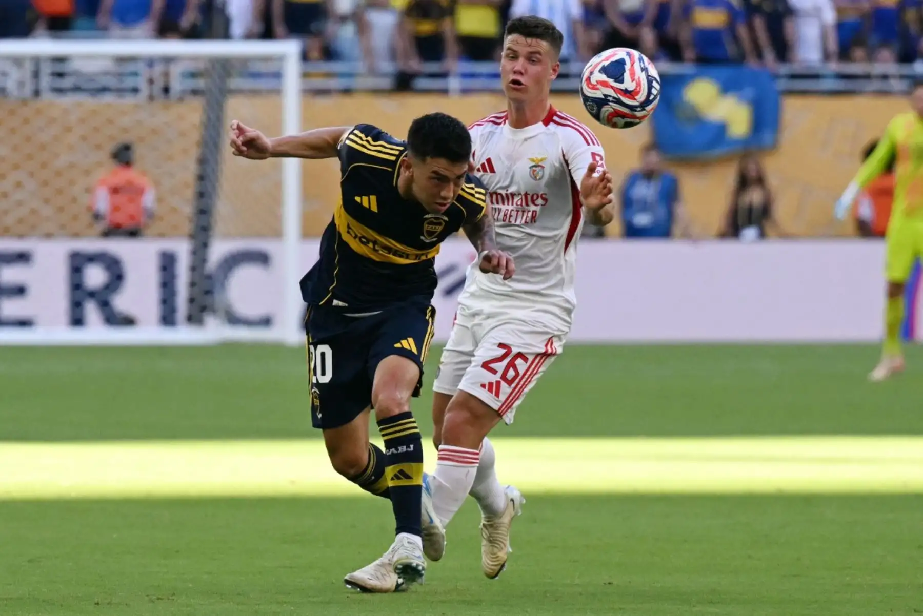 Boca Juniors dejó escapar una victoria que parecía asegurada en su debut en la fase de grupos del Mundial de Clubes. Con un inicio arrollador y una ventaja de 2-0 gracias a su contundente ataque liderado por Miguel Merentiel y Alan Velasco, el equipo argentino se perfilaba como claro ganador. Sin embargo, la falta de firmeza en el cierre permitió que Benfica, con Ángel Di María como figura, le arrebatara el triunfo y sellara el 2-2. Foto: AFP