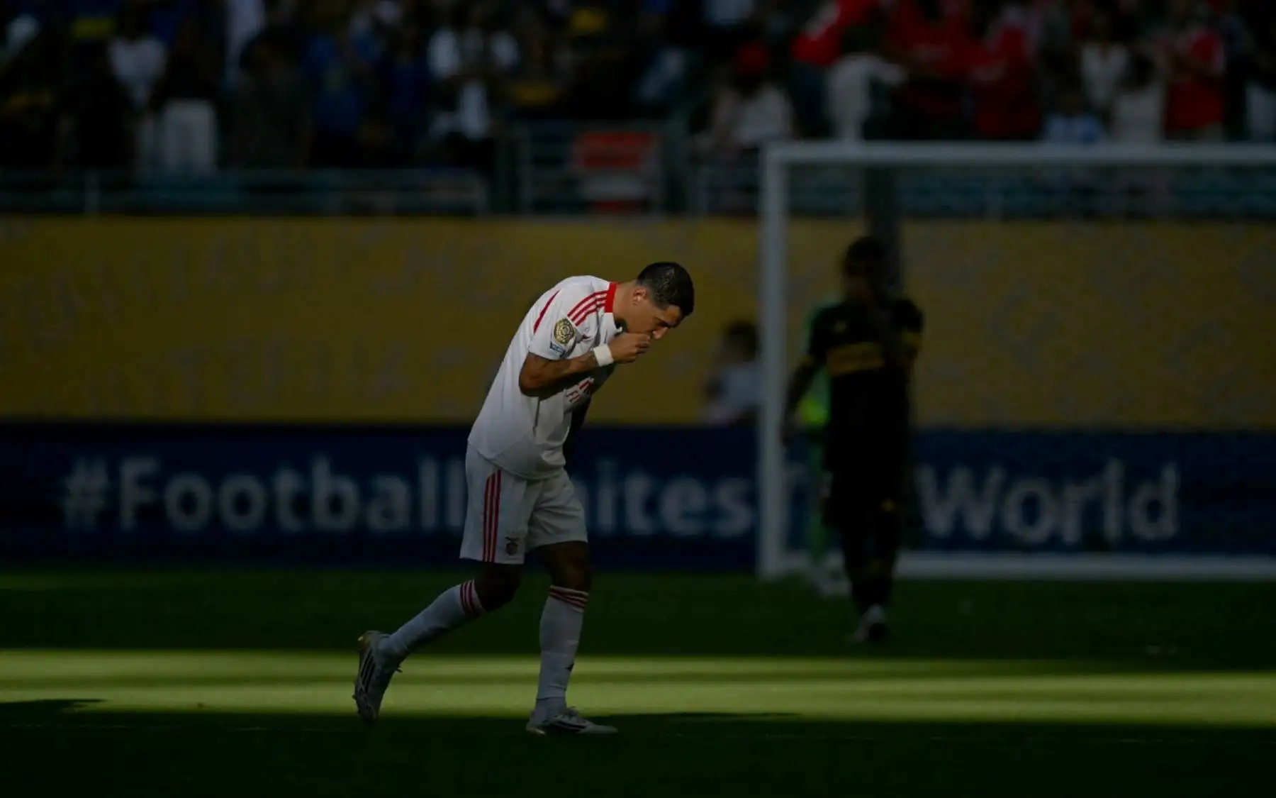 Boca Juniors dejó escapar una victoria que parecía asegurada en su debut en la fase de grupos del Mundial de Clubes. Con un inicio arrollador y una ventaja de 2-0 gracias a su contundente ataque liderado por Miguel Merentiel y Alan Velasco, el equipo argentino se perfilaba como claro ganador. Sin embargo, la falta de firmeza en el cierre permitió que Benfica, con Ángel Di María como figura, le arrebatara el triunfo y sellara el 2-2. Foto: AFP