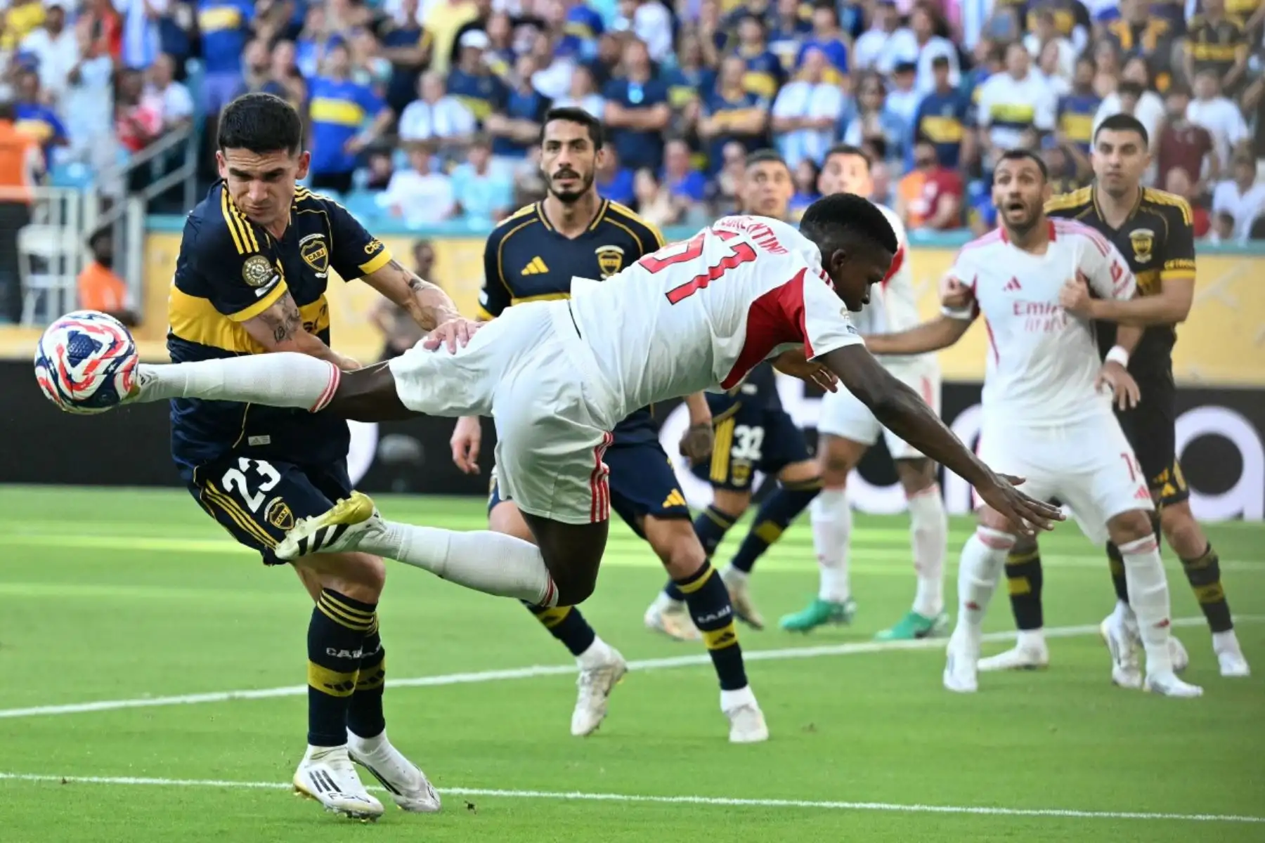 Boca Juniors dejó escapar una victoria que parecía asegurada en su debut en la fase de grupos del Mundial de Clubes. Con un inicio arrollador y una ventaja de 2-0 gracias a su contundente ataque liderado por Miguel Merentiel y Alan Velasco, el equipo argentino se perfilaba como claro ganador. Sin embargo, la falta de firmeza en el cierre permitió que Benfica, con Ángel Di María como figura, le arrebatara el triunfo y sellara el 2-2. Foto: AFP