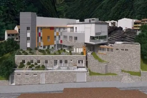 Este proyecto cuenta con un área construida de 2 953.3 m² y está diseñado para cubrir las necesidades de atención primaria y de urgencia de la comunidad y de los turistas nacionales y extranjeros.
