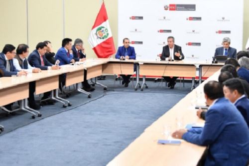 El ministro de Economía y Finanzas, Raúl Pérez Reyes, se reunió con representantes de gobiernos regionales para coordinar la ejecución de obras públicas. Foto: Cortesía.