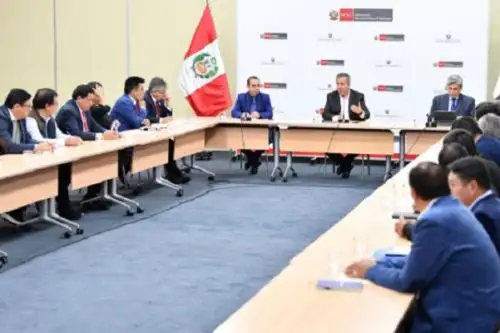El ministro de Economía y Finanzas, Raúl Pérez Reyes, se reunió con representantes de gobiernos regionales para coordinar la ejecución de obras públicas. Foto: Cortesía.