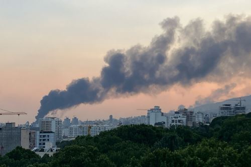 Columnas de humo se elevan tras una explosión en Teherán (imagen referecial). Foto: AFP