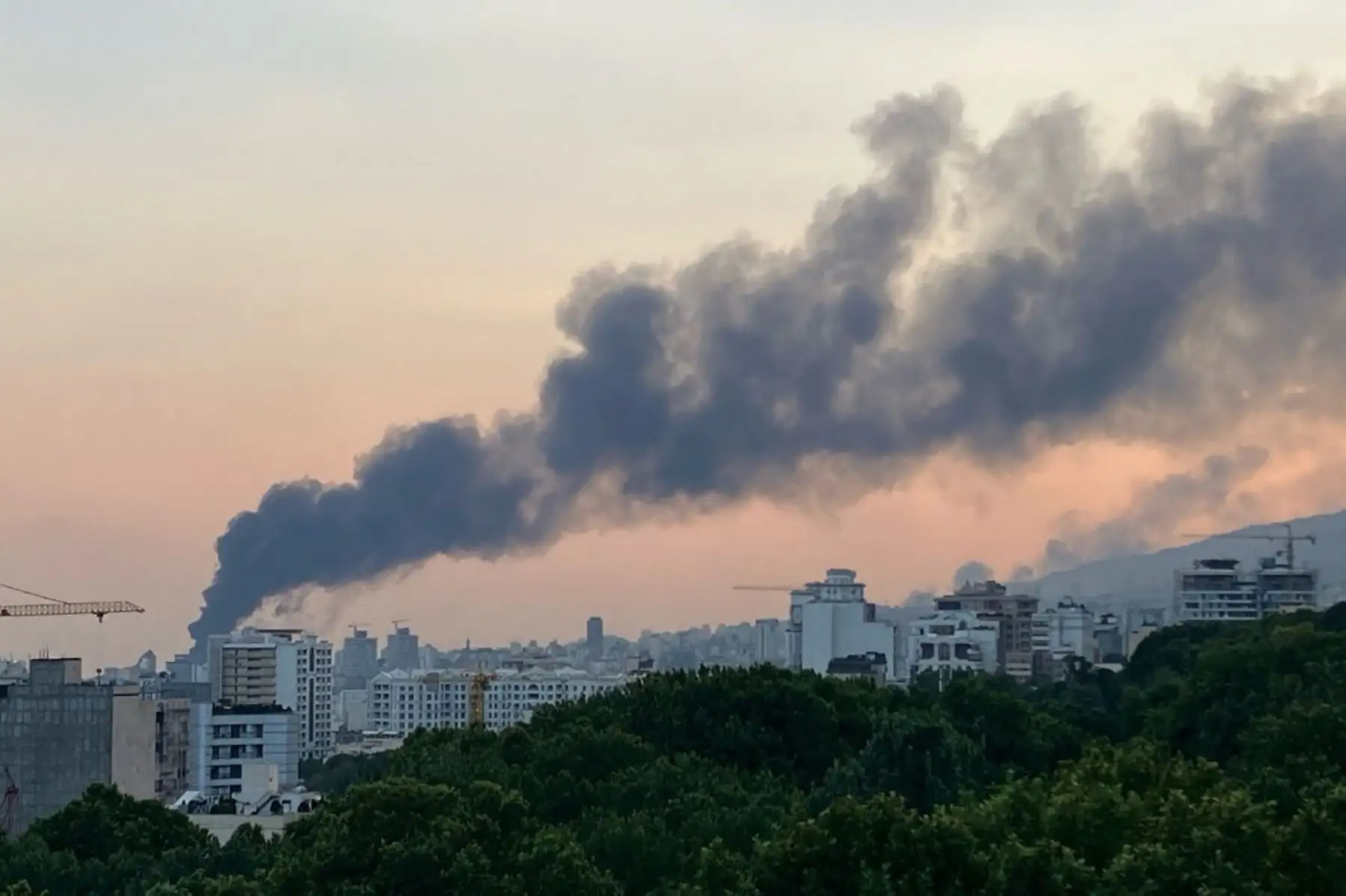 Columnas de humo se elevan tras una explosión en Teherán (imagen referecial). Foto: AFP