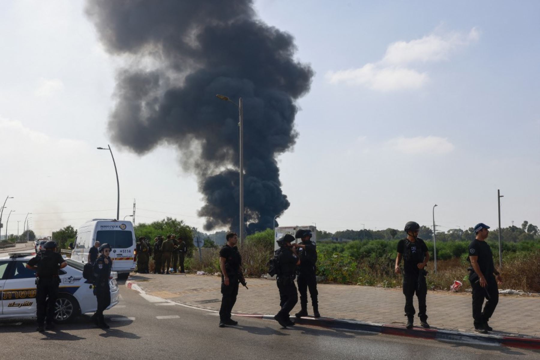 Columnas de humo se elevan tras una explosión en el edificio de la Radiodifusión de la República Islámica de Irán (IRIB) en Teherán. Foto: AFP