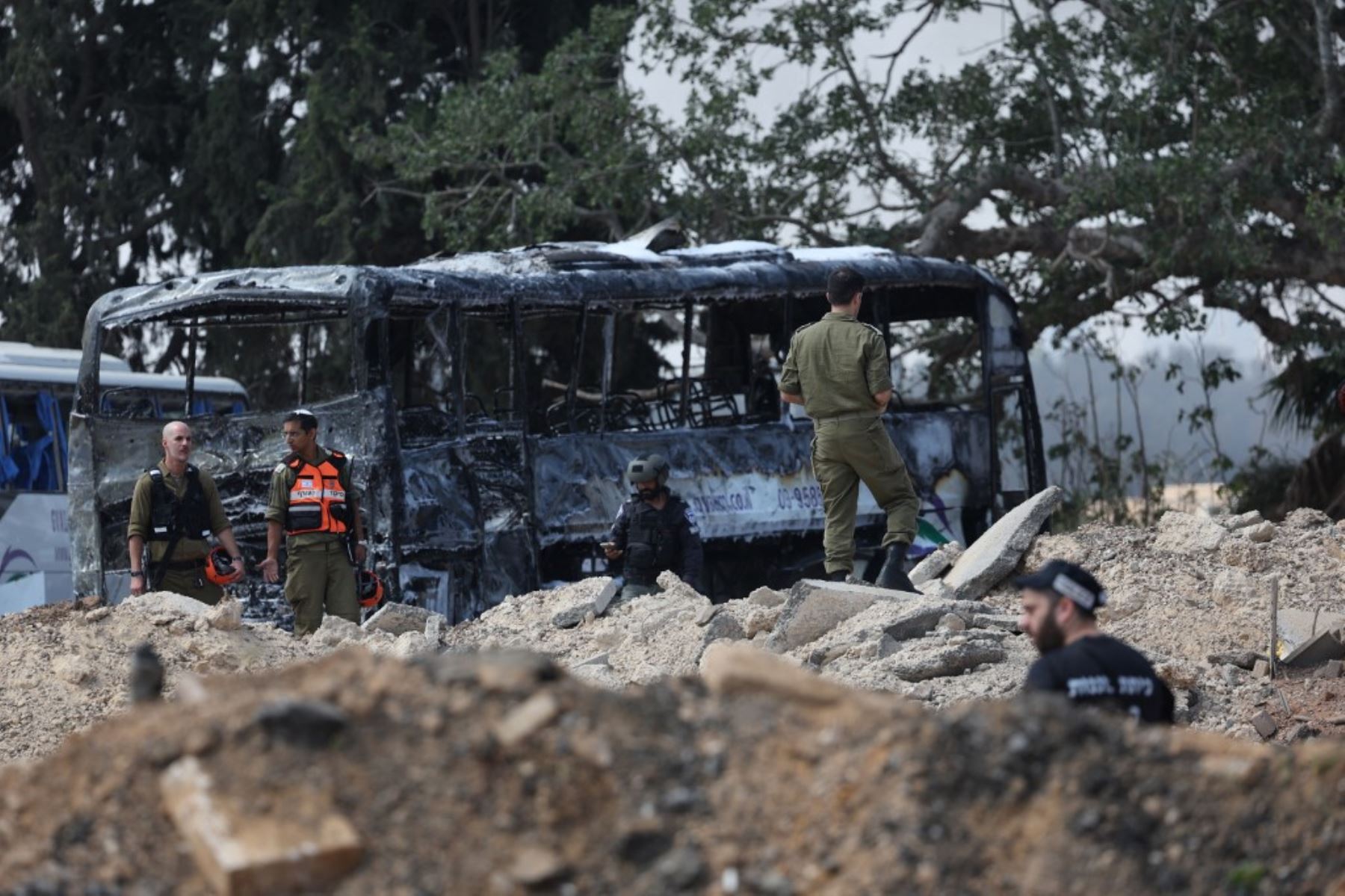 Miembros de los servicios de seguridad y emergencias israelíes se desplegaron en el lugar del impacto de un misil iraní en una estación de autobuses de Herzliya, cerca de Tel Aviv. Foto: AFP