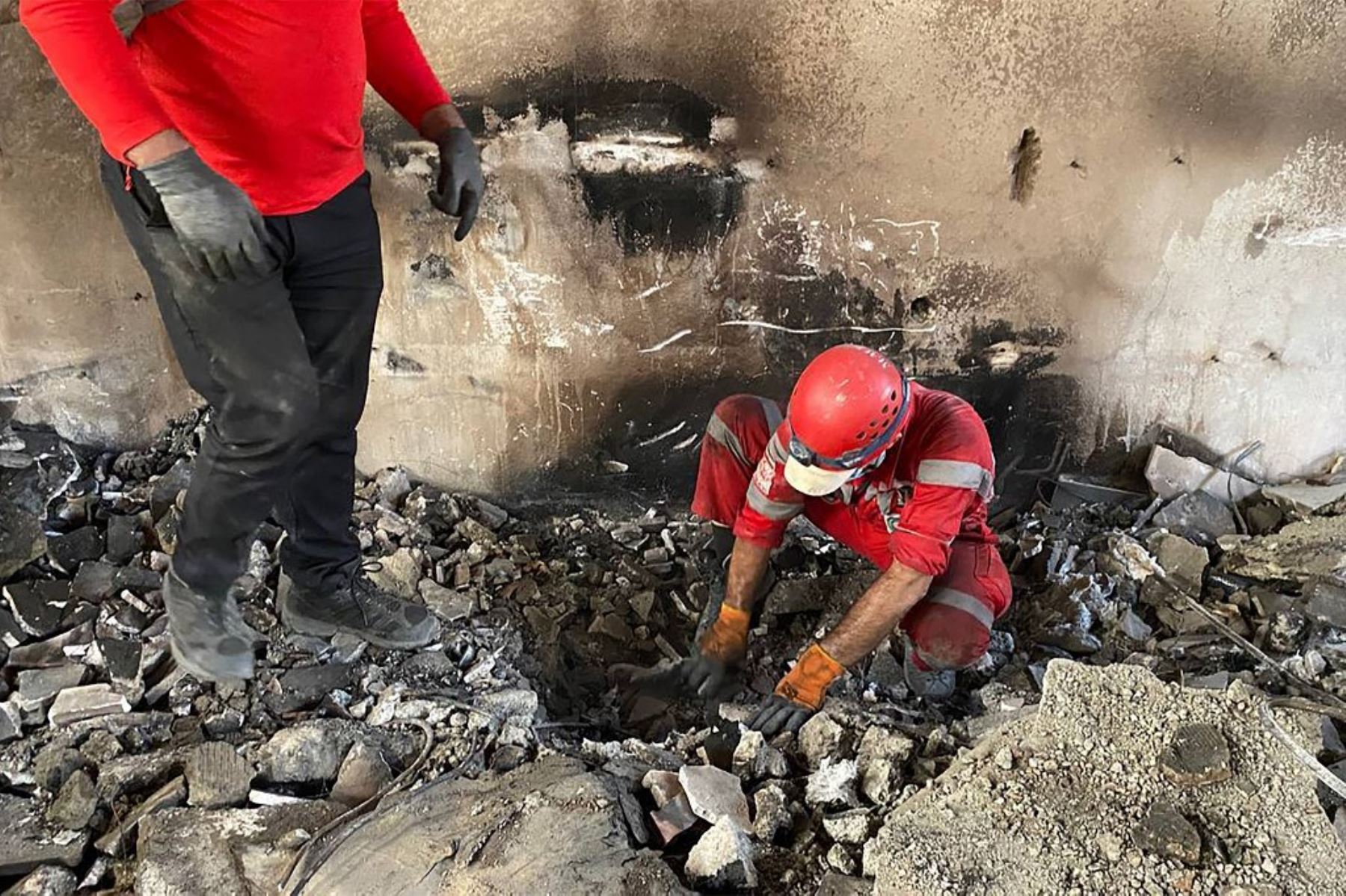 Equipos de rescate buscan entre los escombros de un edificio en Teherán, blanco de ataques israelíes. Foto: AFP