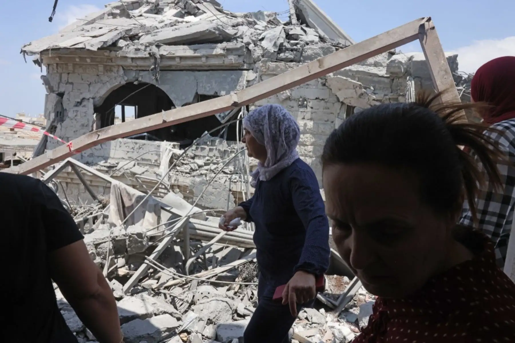 Mujeres reaccionan mientras observan la destrucción en la ciudad de Tamra, en el norte de Israel. Foto: AFP
