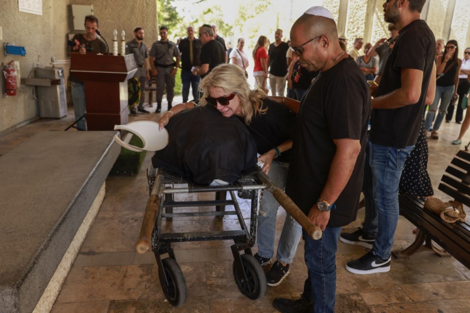 Los dolientes y familiares asisten al funeral de Bela Ashkenazi en el cementerio de Holon, cerca de Tel Aviv. Foto: AFP