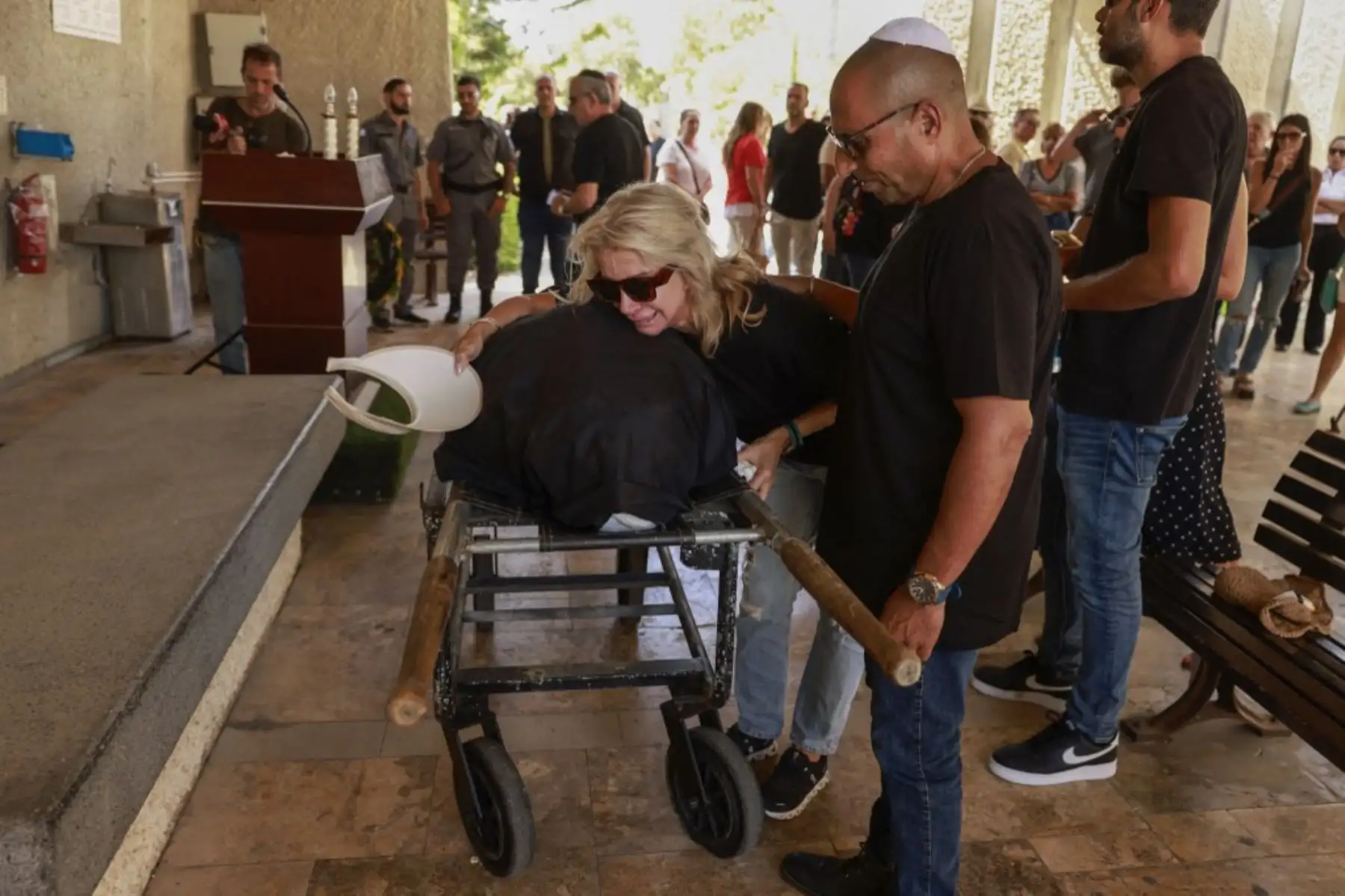 Los dolientes y familiares asisten al funeral de Bela Ashkenazi en el cementerio de Holon, cerca de Tel Aviv. Foto: AFP
