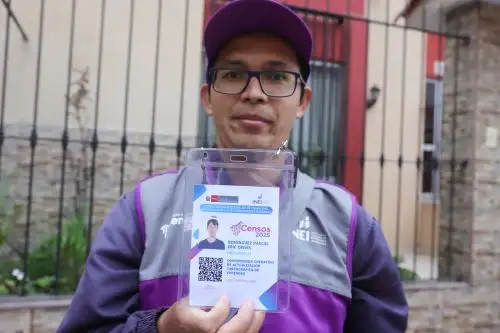 Los censistas tendrán puesto un chaleco morado, una gorra morada y un fotocheck con un QR donde se podrá encontrar información relevante de la persona.. ANDINA/Melina Mejía