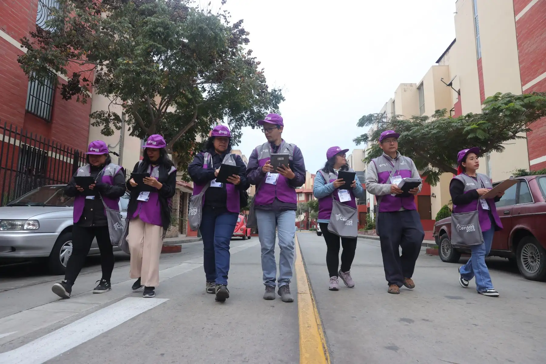 Empadronadores recorren viviendas de San Borja como parte del censo experimental que servirá de base para los Censos Nacionales 2025. Foto: ANDINA/ Melina Mejía