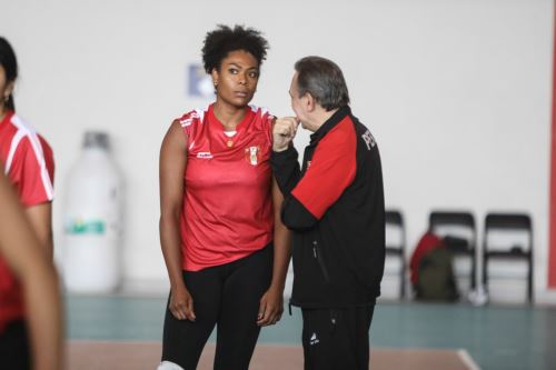 Ángela Leyva entrenando con la selección peruana de vóley. Foto: FPV