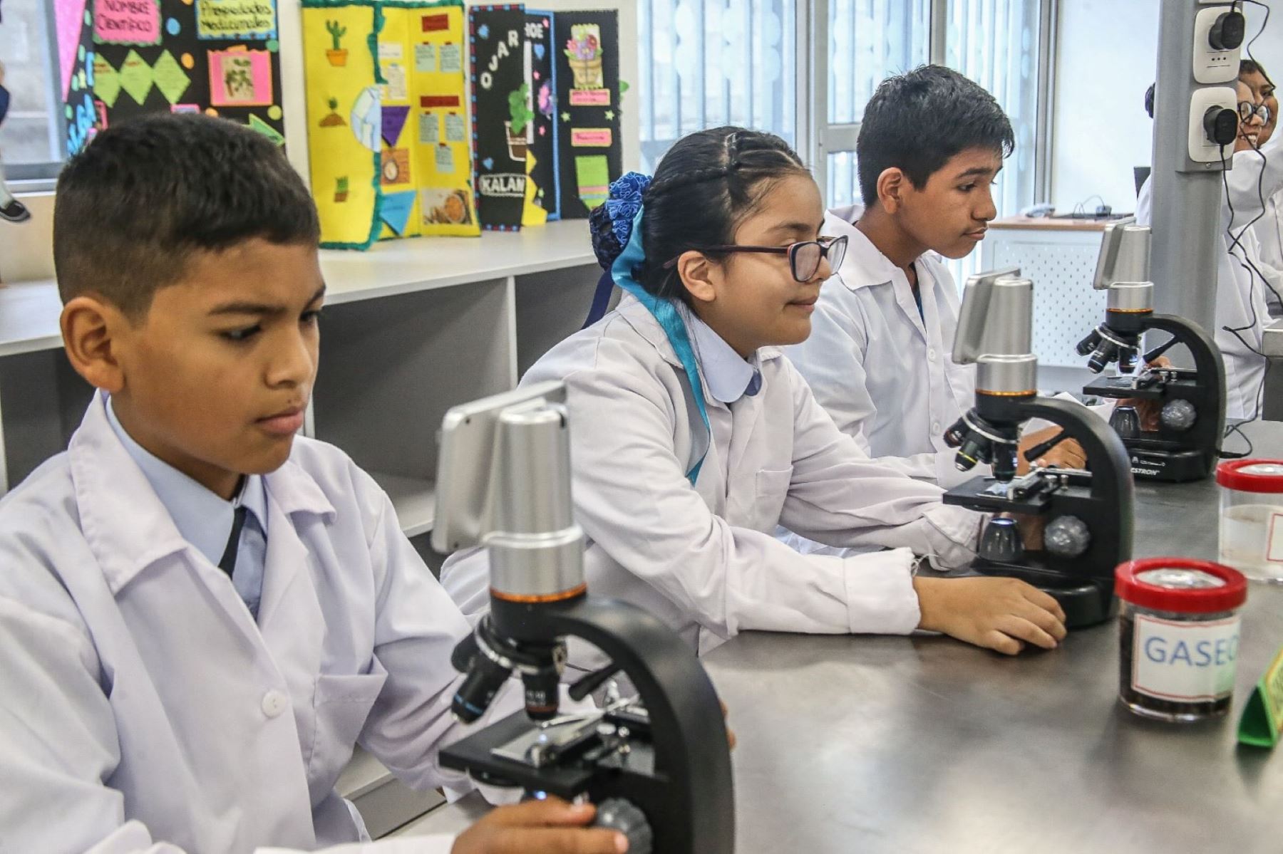 El proyecto Escuelas Bicentenario es galardonado en Londres con dos importantes reconocimientos internacionales en los Martin Barnes NEC Awards 2025. Foto: ANDINA/Difusión