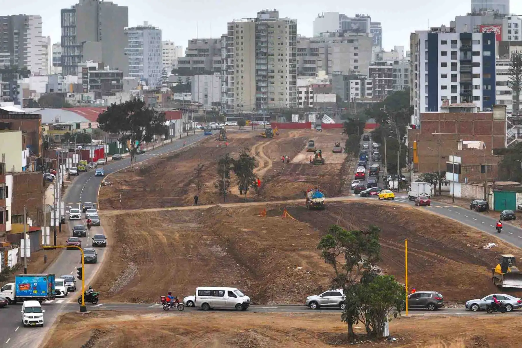 La Vía Expresa Sur forma parte de una visión de ciudad a largo plazo. Este corredor de 5 km conectará buses del Metropolitano con la Línea 1 del Metro de Lima, uniendo la avenida República de Panamá con la Panamericana Sur. La obra permitirá reducir el tiempo de viaje entre Carabayllo y San Juan de Miraflores de más de 2 horas a solo 45 minutos. Foto: ANDINA/ Braian Reyna