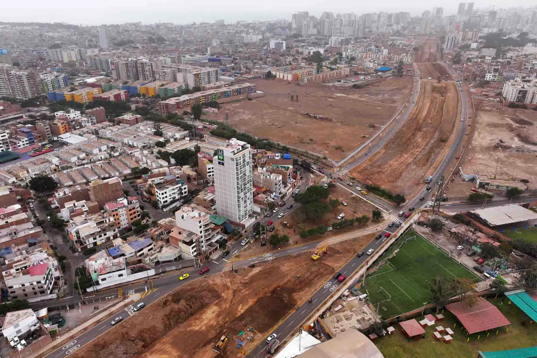La Vía Expresa Sur forma parte de una visión de ciudad a largo plazo. Este corredor de 5 km conectará buses del Metropolitano con la Línea 1 del Metro de Lima, uniendo la avenida República de Panamá con la Panamericana Sur. La obra permitirá reducir el tiempo de viaje entre Carabayllo y San Juan de Miraflores de más de 2 horas a solo 45 minutos. Foto: ANDINA/ Braian Reyna
