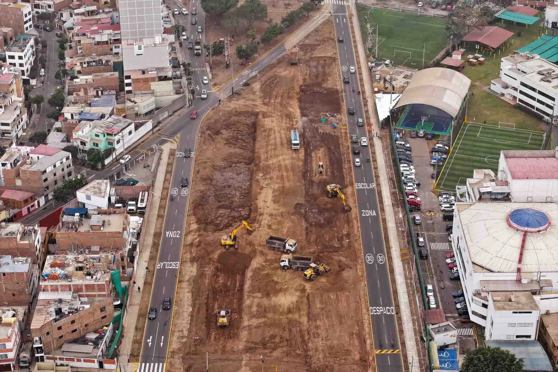 Las vías auxiliares se extienden a lo largo de la avenida Prolongación Paseo de la República, en el tramo comprendido entre las avenidas República de Panamá y la Panamericana Sur, mejorando significativamente la transitabilidad de la zona. Foto: ANDINA/ Braian Reyna