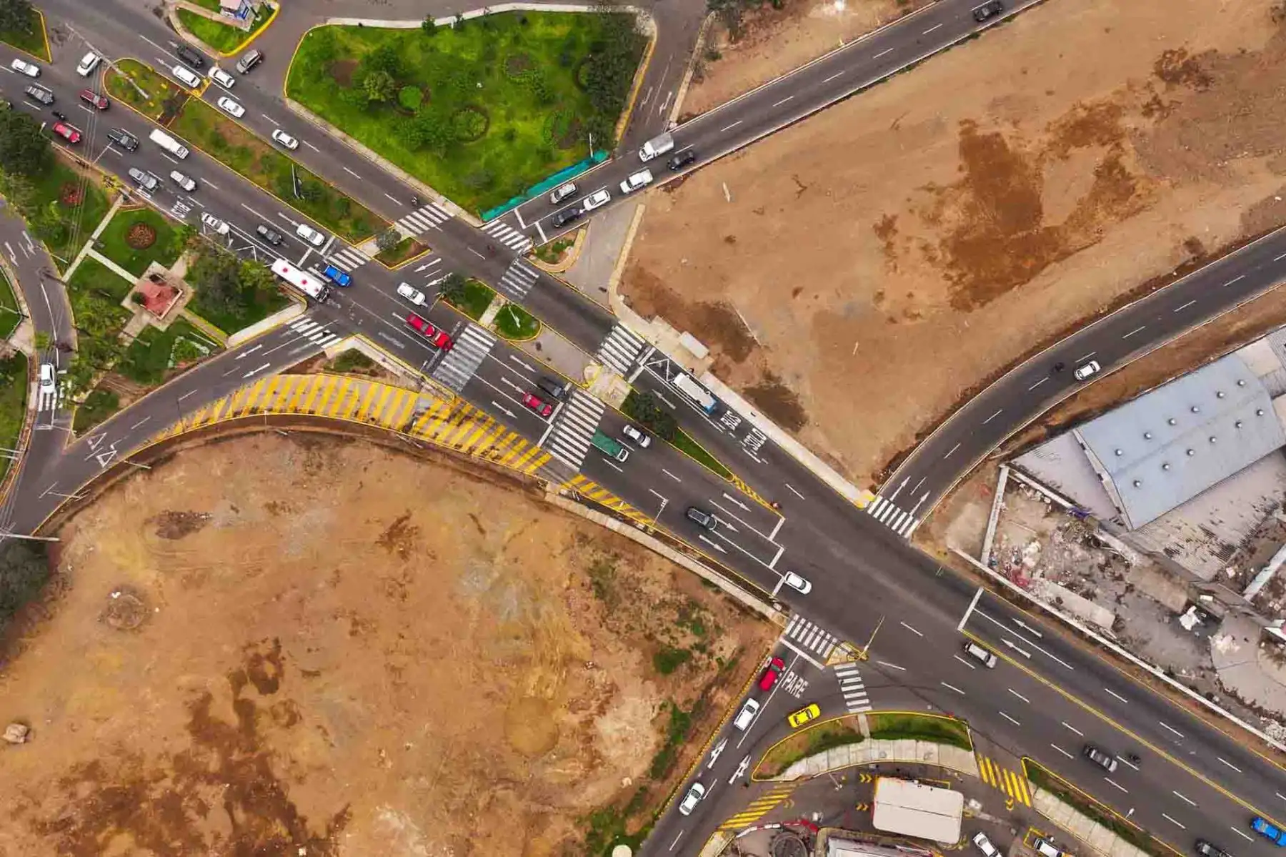 Además del corredor principal, ya están operativos 4 km de vías auxiliares, dos carriles por sentido, entre la avenida Próceres y la Panamericana Sur, mejorando el flujo ante la obra central. Foto: ANDINA/ Braian Reyna