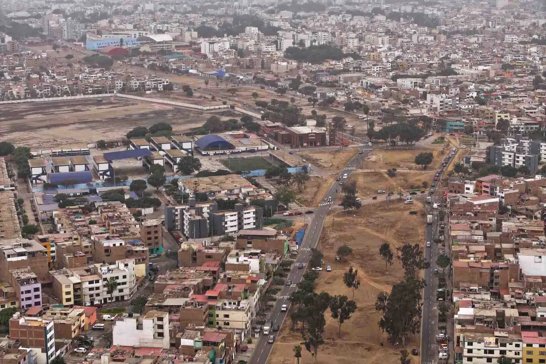 Además del corredor principal, ya están operativos 4 km de vías auxiliares, dos carriles por sentido, entre la avenida Próceres y la Panamericana Sur, mejorando el flujo ante la obra central. Foto: ANDINA/ Braian Reyna