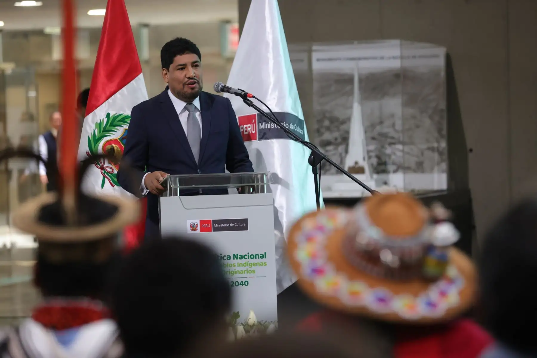 Entrega simbólica de la propuesta de la Política Nacional de Pueblos Indígenas (PNPI) y el Plan de Consulta a los representantes de las organizaciones indígenas nacionales. Esta actividad marca el inicio oficial del proceso de Consulta Previa de dicha política. Foto: ANDINA/Melina Mejía