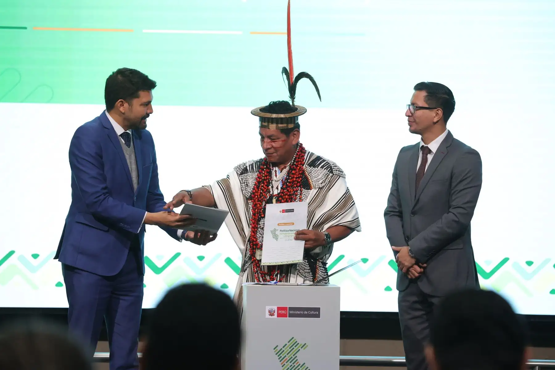 Entrega simbólica de la propuesta de la Política Nacional de Pueblos Indígenas (PNPI) y el Plan de Consulta a los representantes de las organizaciones indígenas nacionales. Esta actividad marca el inicio oficial del proceso de Consulta Previa de dicha política. Foto: ANDINA/Melina Mejía