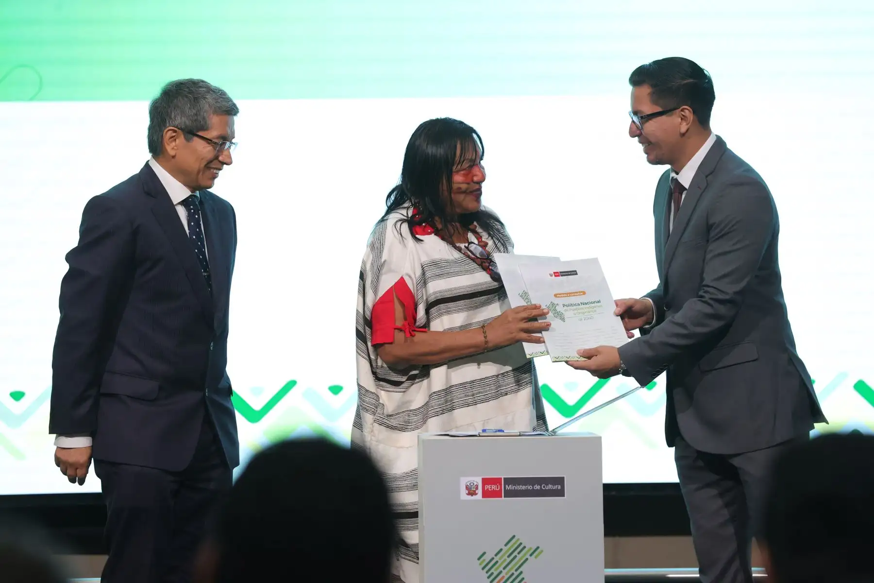 Entrega simbólica de la propuesta de la Política Nacional de Pueblos Indígenas (PNPI) y el Plan de Consulta a los representantes de las organizaciones indígenas nacionales. Esta actividad marca el inicio oficial del proceso de Consulta Previa de dicha política. Foto: ANDINA/Melina Mejía