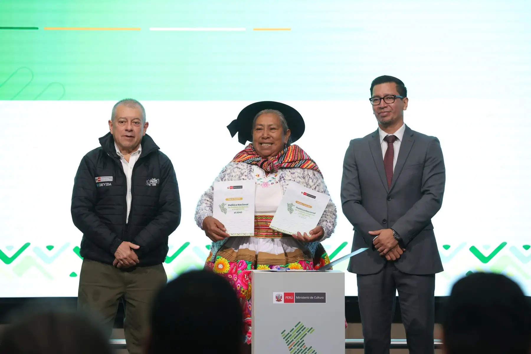 Entrega simbólica de la propuesta de la Política Nacional de Pueblos Indígenas (PNPI) y el Plan de Consulta a los representantes de las organizaciones indígenas nacionales. Esta actividad marca el inicio oficial del proceso de Consulta Previa de dicha política. Foto: ANDINA/Melina Mejía