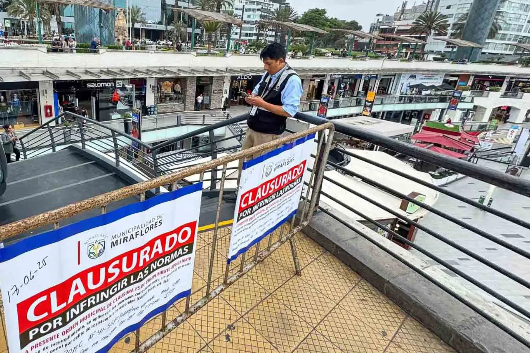 La Municipalidad de Miraflores cerró de forma temporal el centro comercial Larcomar tras detectar grietas, cableado expuesto y otras fallas que comprometerían la seguridad de visitantes. También inspeccionan otros espacios públicos del distrito. Foto: ANDINA/ Braian Reyna