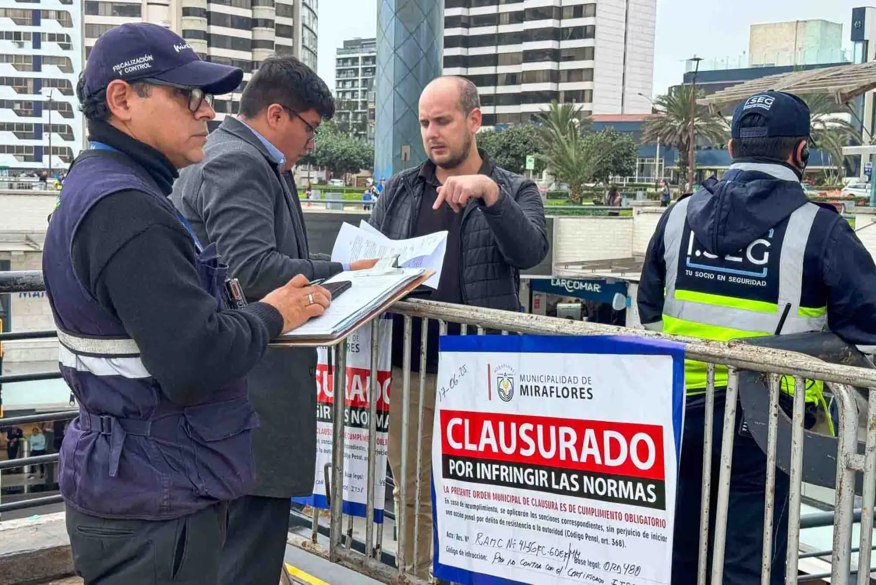 La Municipalidad de Miraflores cerró de forma temporal el centro comercial Larcomar tras detectar grietas, cableado expuesto y otras fallas que comprometerían la seguridad de visitantes. También inspeccionan otros espacios públicos del distrito. Foto: ANDINA/ Braian Reyna