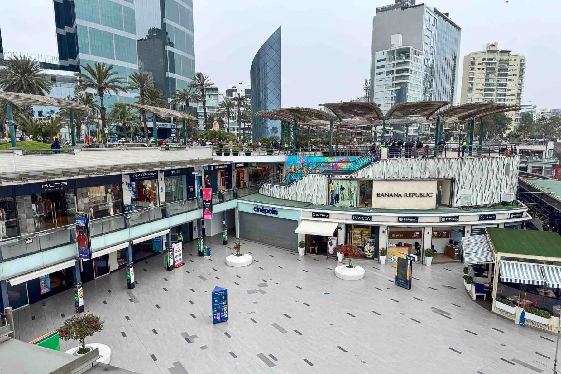 La Municipalidad de Miraflores cerró de forma temporal el centro comercial Larcomar tras detectar grietas, cableado expuesto y otras fallas que comprometerían la seguridad de visitantes. También inspeccionan otros espacios públicos del distrito. Foto: ANDINA/ Braian Reyna