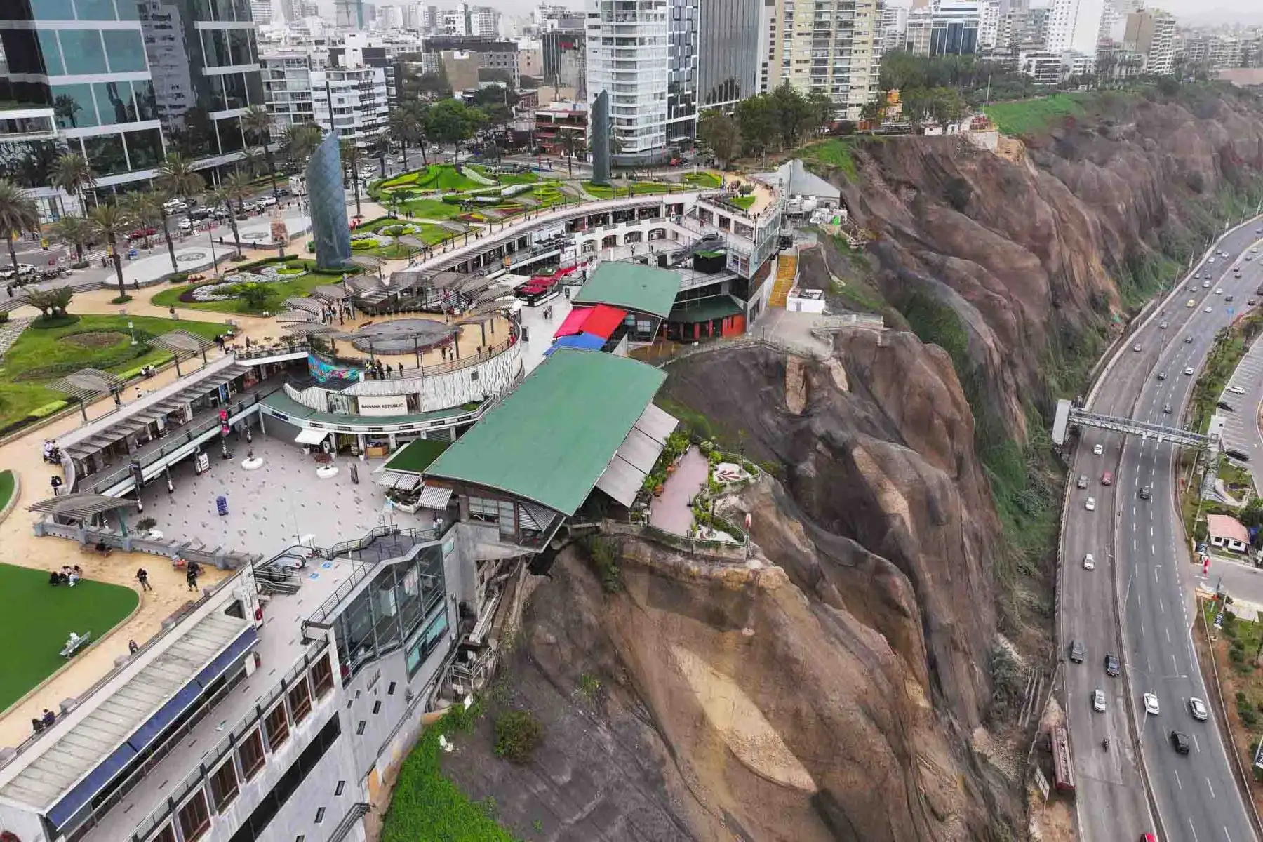 La Municipalidad de Miraflores cerró de forma temporal el centro comercial Larcomar tras detectar grietas, cableado expuesto y otras fallas que comprometerían la seguridad de visitantes. También inspeccionan otros espacios públicos del distrito. Foto: ANDINA/ Braian Reyna