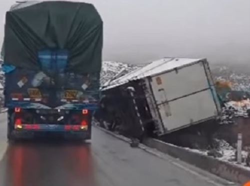 Camión sufre despiste y volcadura en la carretera Central. El accidente originó una congestión vial en esa importante vía.