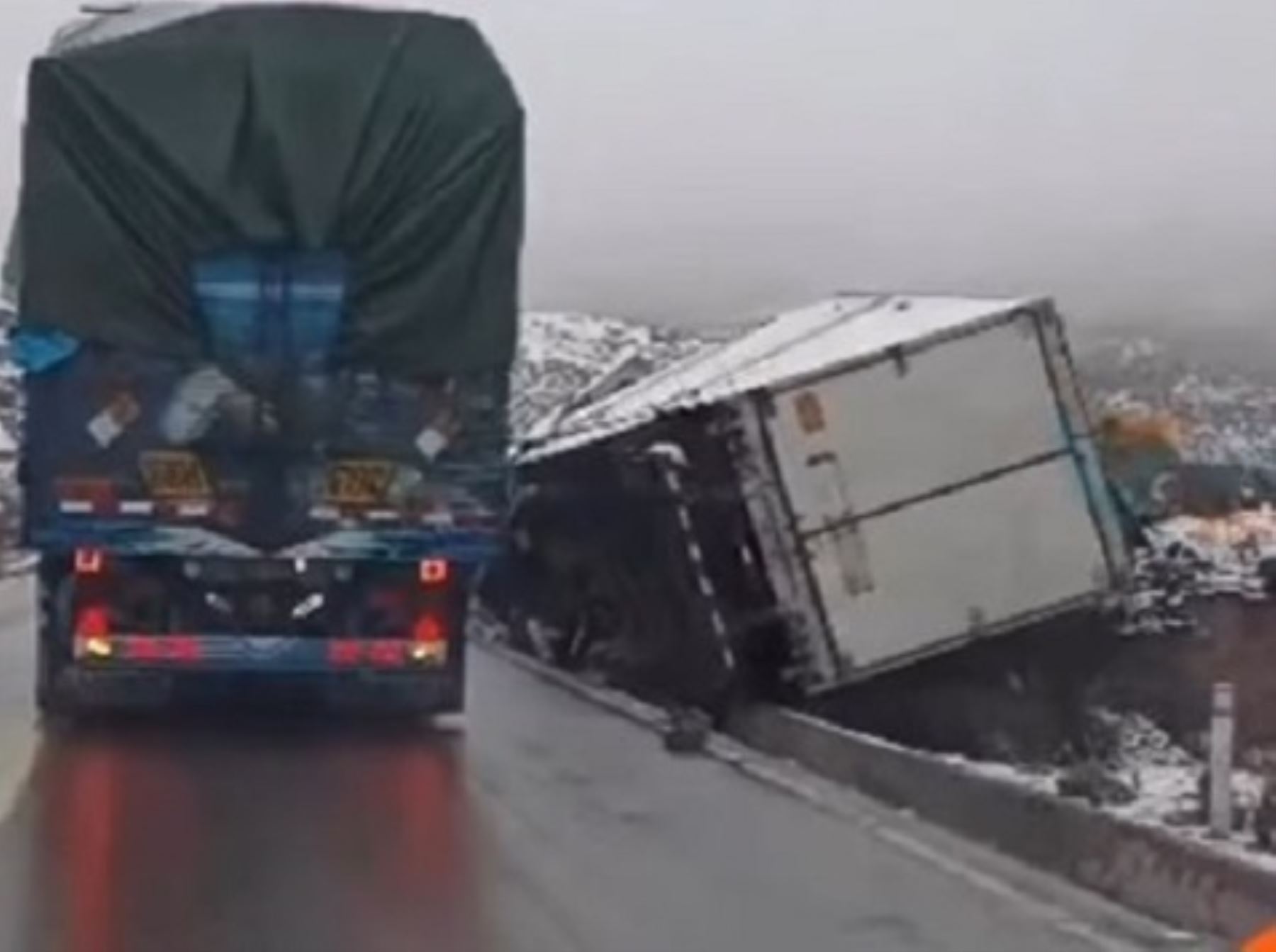Camión sufre despiste y volcadura en la carretera Central. El accidente originó una congestión vial en esa importante vía.