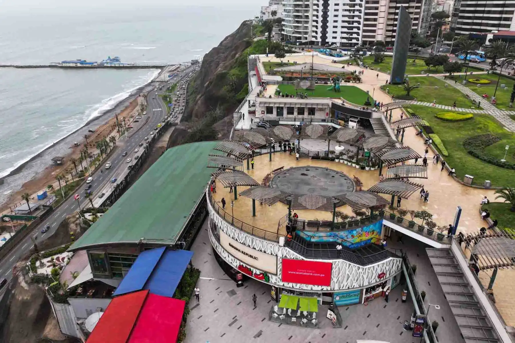 La Municipalidad de Miraflores cerró de forma temporal el centro comercial Larcomar tras detectar grietas, cableado expuesto y otras fallas que comprometerían la seguridad de visitantes. También inspeccionan otros espacios públicos del distrito. Foto: ANDINA/ Braian Reyna
