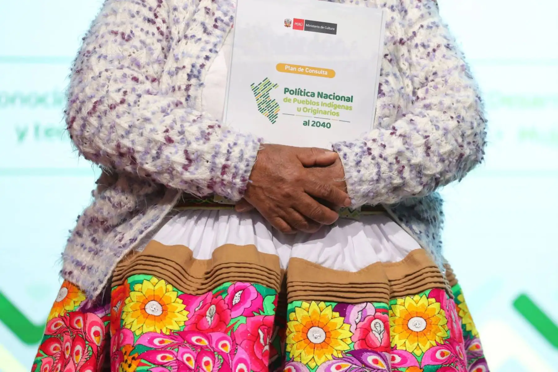 Entrega simbólica de la propuesta de la Política Nacional de Pueblos Indígenas (PNPI) y el Plan de Consulta a los representantes de las organizaciones indígenas nacionales. Esta actividad marca el inicio oficial del proceso de Consulta Previa de dicha política. Foto: ANDINA/Melina Mejía