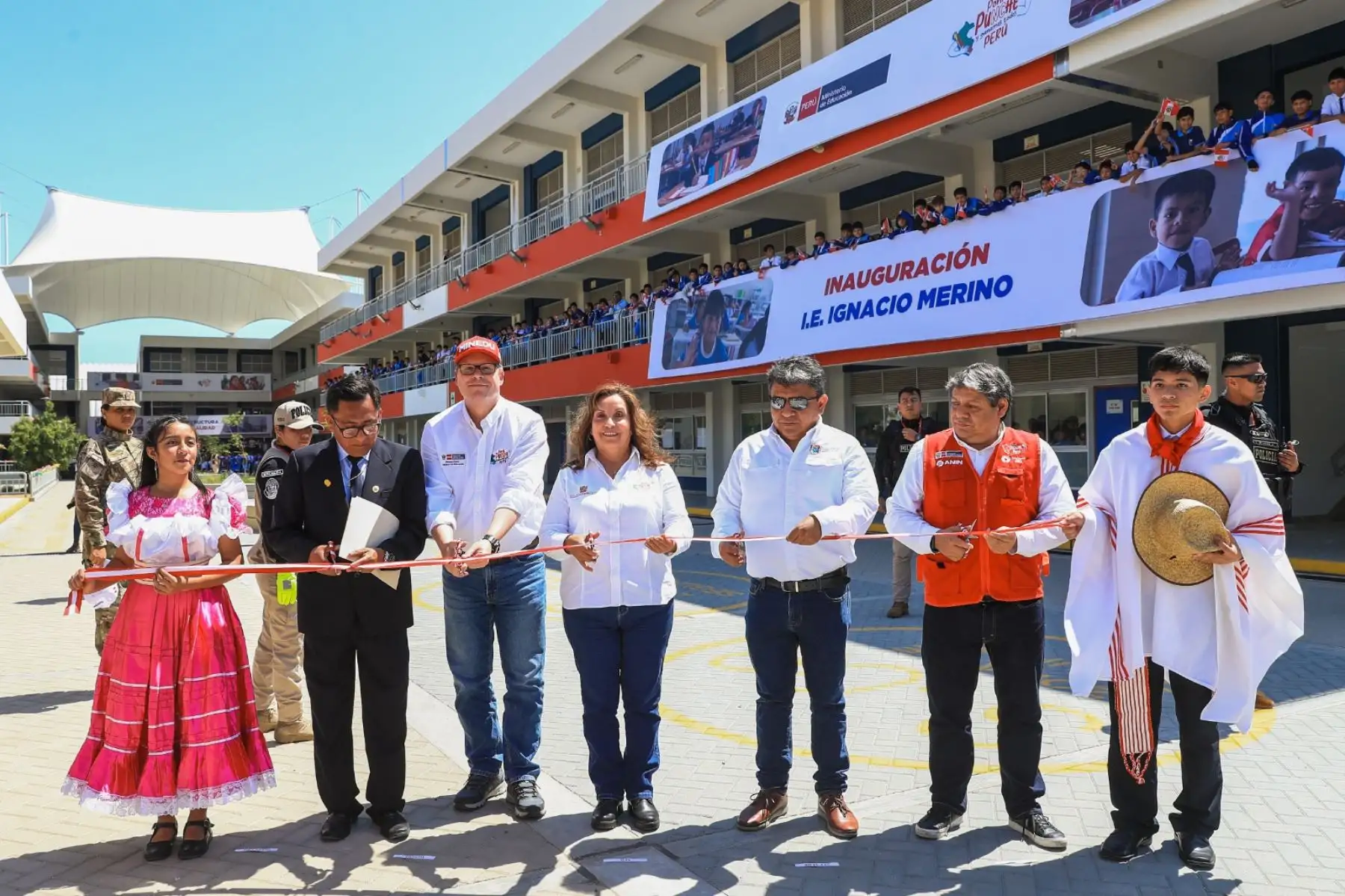La presidenta de la república, Dina Boluarte, participa en la ceremonia de inauguración de la nueva infraestructura educativa de la institución Ignacio Merino, en Talara, en la región Piura. Foto: ANDINA/Prensa Presidencia