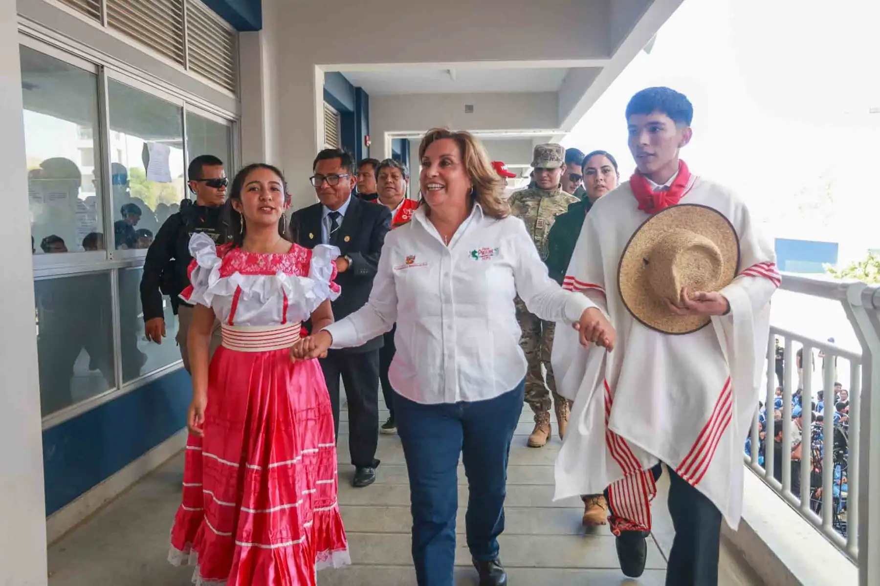 La presidenta de la república, Dina Boluarte, participa en la ceremonia de inauguración de la nueva infraestructura educativa de la institución Ignacio Merino, en Talara, en la región Piura. Foto: ANDINA/Prensa Presidencia