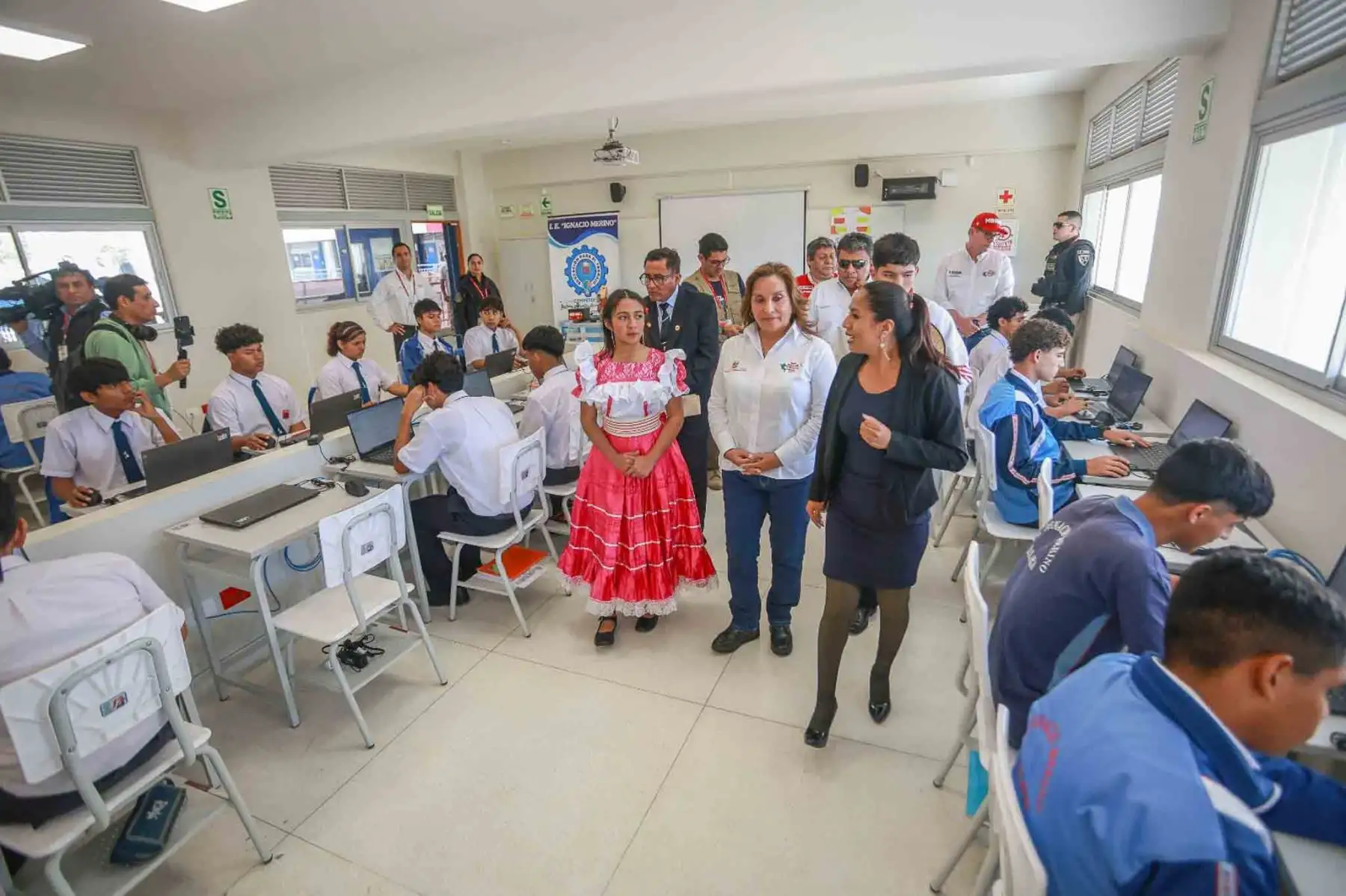 La presidenta de la república, Dina Boluarte, participa en la ceremonia de inauguración de la nueva infraestructura educativa de la institución Ignacio Merino, en Talara, en la región Piura. Foto: ANDINA/Prensa Presidencia