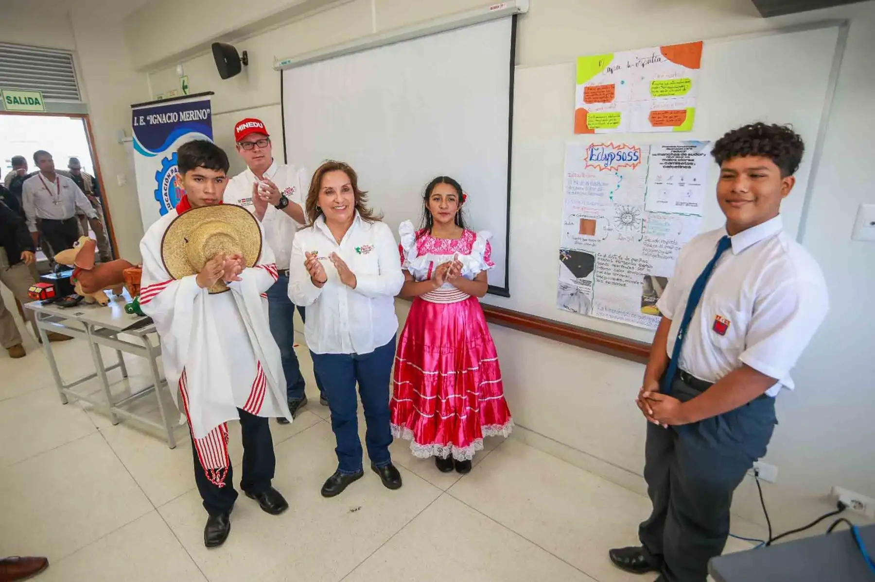 La presidenta de la república, Dina Boluarte, participa en la ceremonia de inauguración de la nueva infraestructura educativa de la institución Ignacio Merino, en Talara, en la región Piura. Foto: ANDINA/Prensa Presidencia